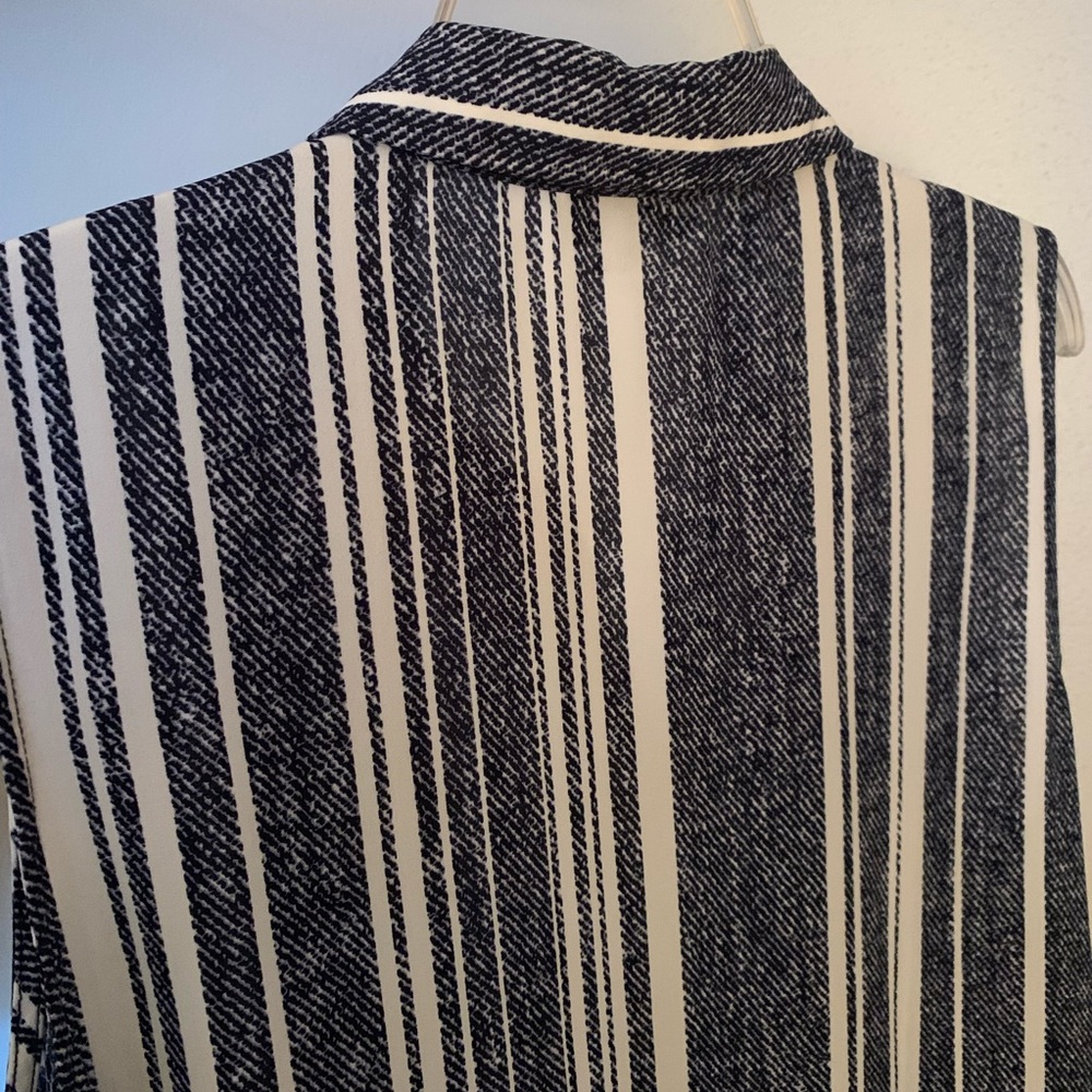 Button down blouse - Picture 2 of 3